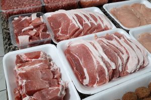 Tiro a carne da bandeja antes de congelar