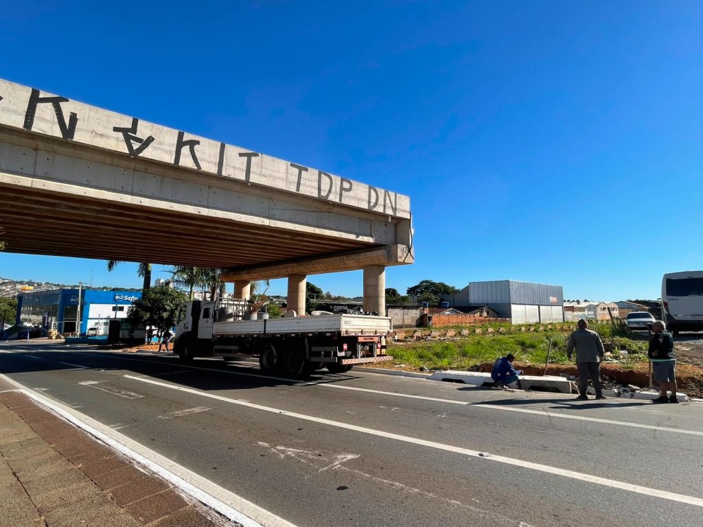 Prefeitura de Goiânia iniciou estudos para reorganizar o trânsito na região da Avenida Castelo Branco enquanto viaduto da Leste-Oeste segue sem conclusão. (Foto: Reprodução)
