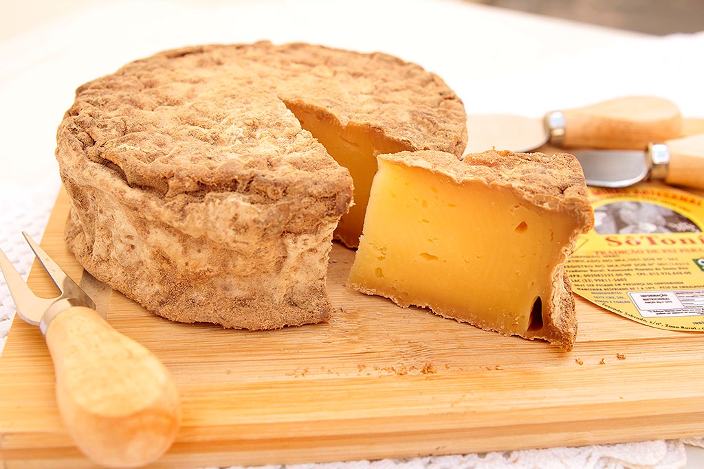 Aprendeu a fazer queijo com o pai de 95 anos, voltou para a fazenda da família no Serro e hoje é jurado em concursos mundiais