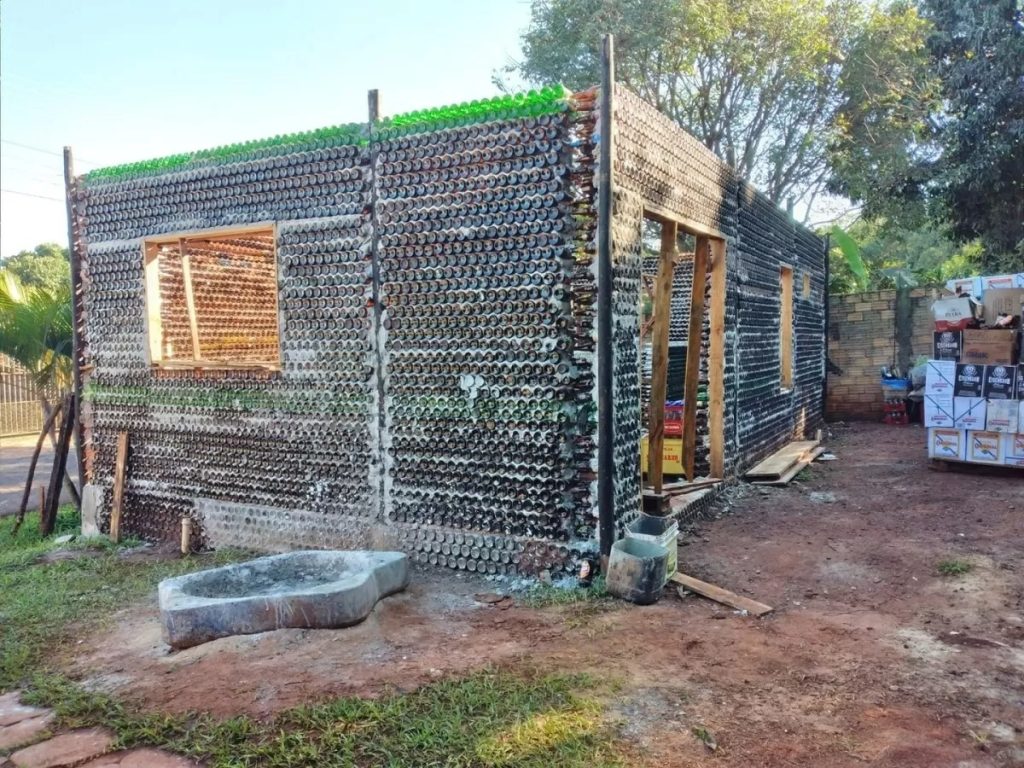 Sem dinheiro para comprar imóvel, casal ergueu casa de 70 m² com mais de 10 mil garrafas de vidro e gastando apenas R$ 3 mil