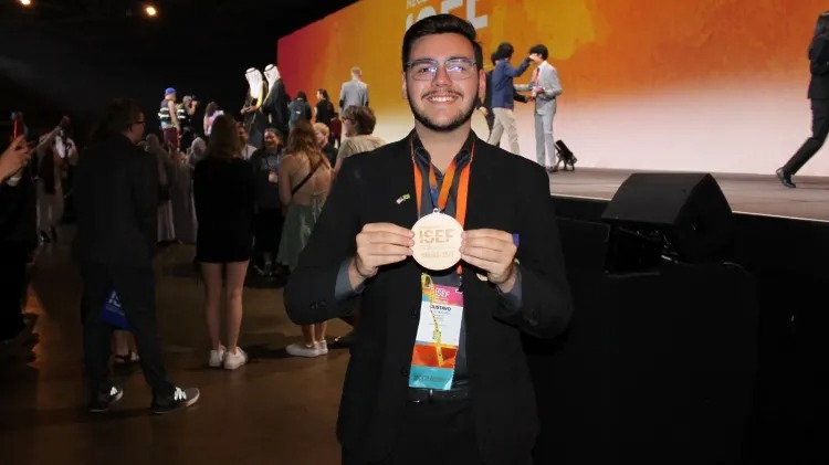 Estudante brasileiro usou fruto do Cerrado para criar repelente que mantém 87% da proteção, é 3 vezes mais eficaz que o industrial e foi premiado na maior feira de ciências do mundo