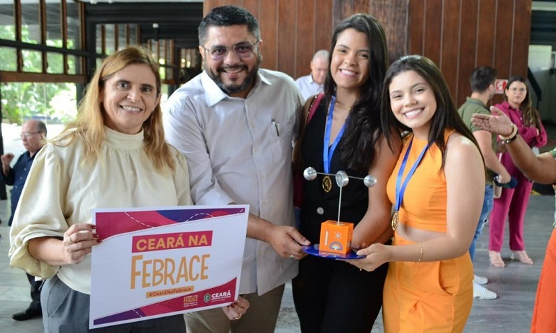 Alunas brasileiras transformaram planta do sertão em filtro de 50 centavos que torna água potável e venceram na maior feira de ciências do mundo