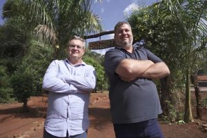 A criação de frangos permitiu que dois irmãos recuperassem o legado da família, superassem desafios financeiros e construíssem uma nova fonte de renda no campo
