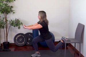 O agachamento búlgaro concentra o esforço em uma perna por vez e potencializa o trabalho dos glúteos e quadríceps