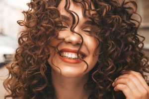O truque para reduzir o Frizz nos Cabelos Cacheados utiliza apenas algumas gotas de óleo aplicadas logo após o condicionador