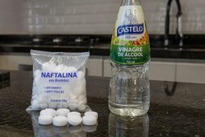 naftalina no vinagre de álcool