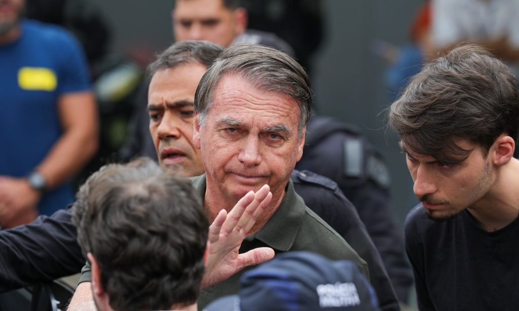 Polícia Civil não vê crime de Bolsonaro no episódio da arma apreendida em blitz, mas indicia segurança