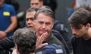 Polícia Civil não vê crime de Bolsonaro no episódio da arma apreendida em blitz, mas indicia segurança