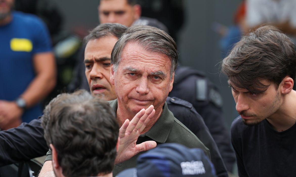 Polícia Civil não vê crime de Bolsonaro no episódio da arma apreendida em blitz, mas indicia segurança