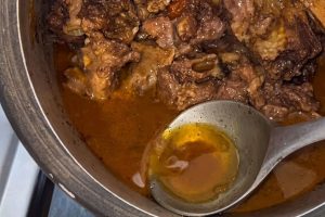 Carne de Panela Gordurosa pode ganhar um caldo mais leve com um truque prático que utiliza apenas uma concha