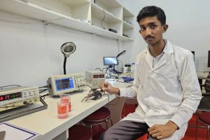 Estudante montou um purificador de água movido a energia solar com baterias velhas e peças de uma TV de tubo