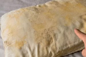 Travesseiro Amarelado pode ser resultado do suor, da oleosidade da pele e da umidade acumulada ao longo do tempo