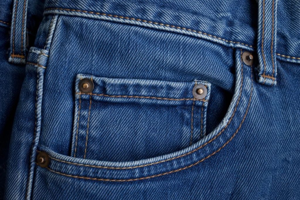 Bolsinho extra na calça jeans