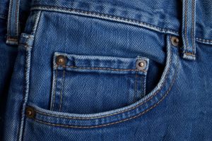 Bolsinho extra na calça jeans