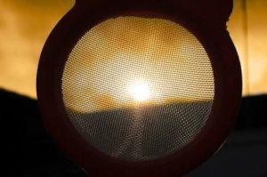 O que significa "tapar o sol com a peneira", a expressão usada para quem tenta esconder o que é impossível de esconder