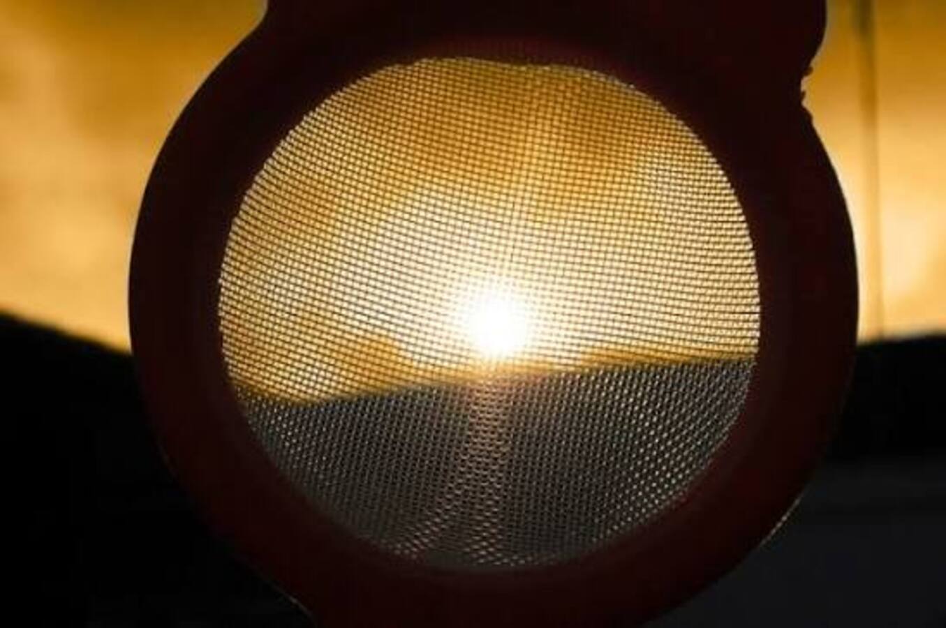 O que significa "tapar o sol com a peneira", a expressão usada para quem tenta esconder o que é impossível de esconder