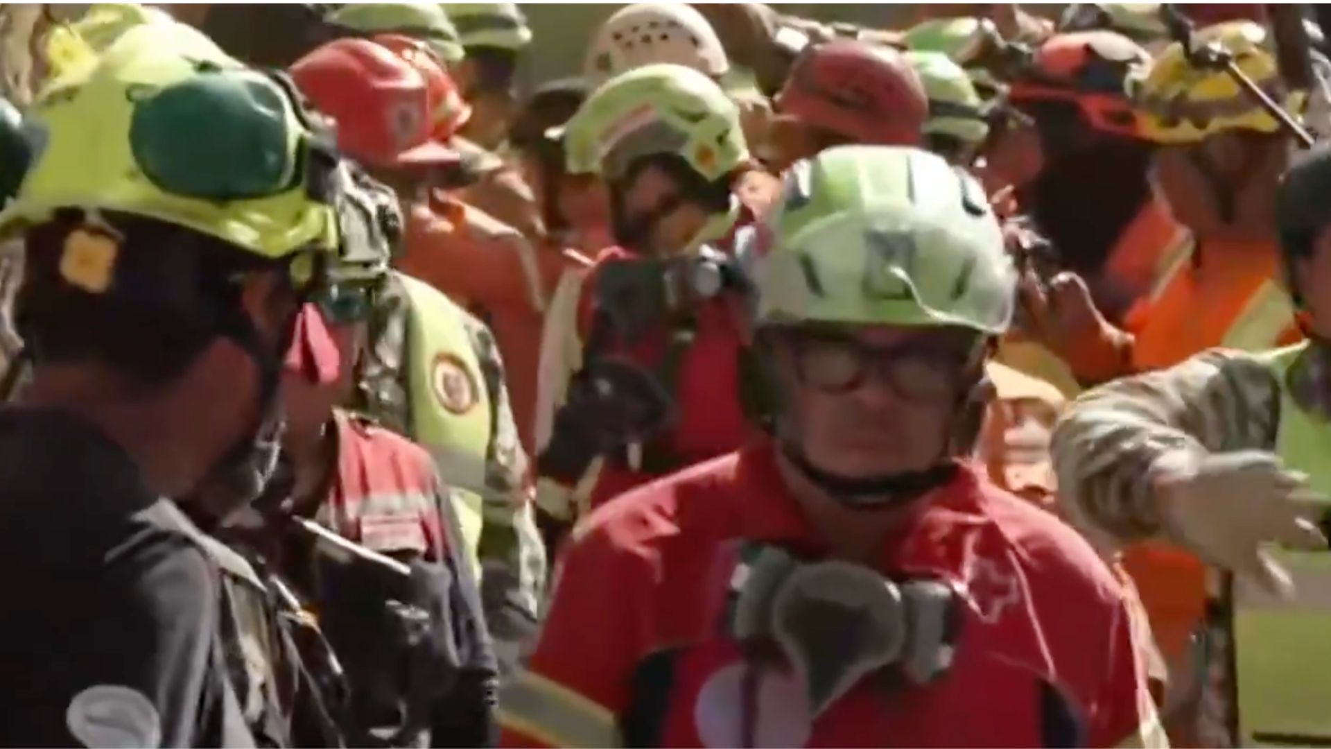 Vigilante é resgatado com vida após 8 dias dos terremotos na Venezuela