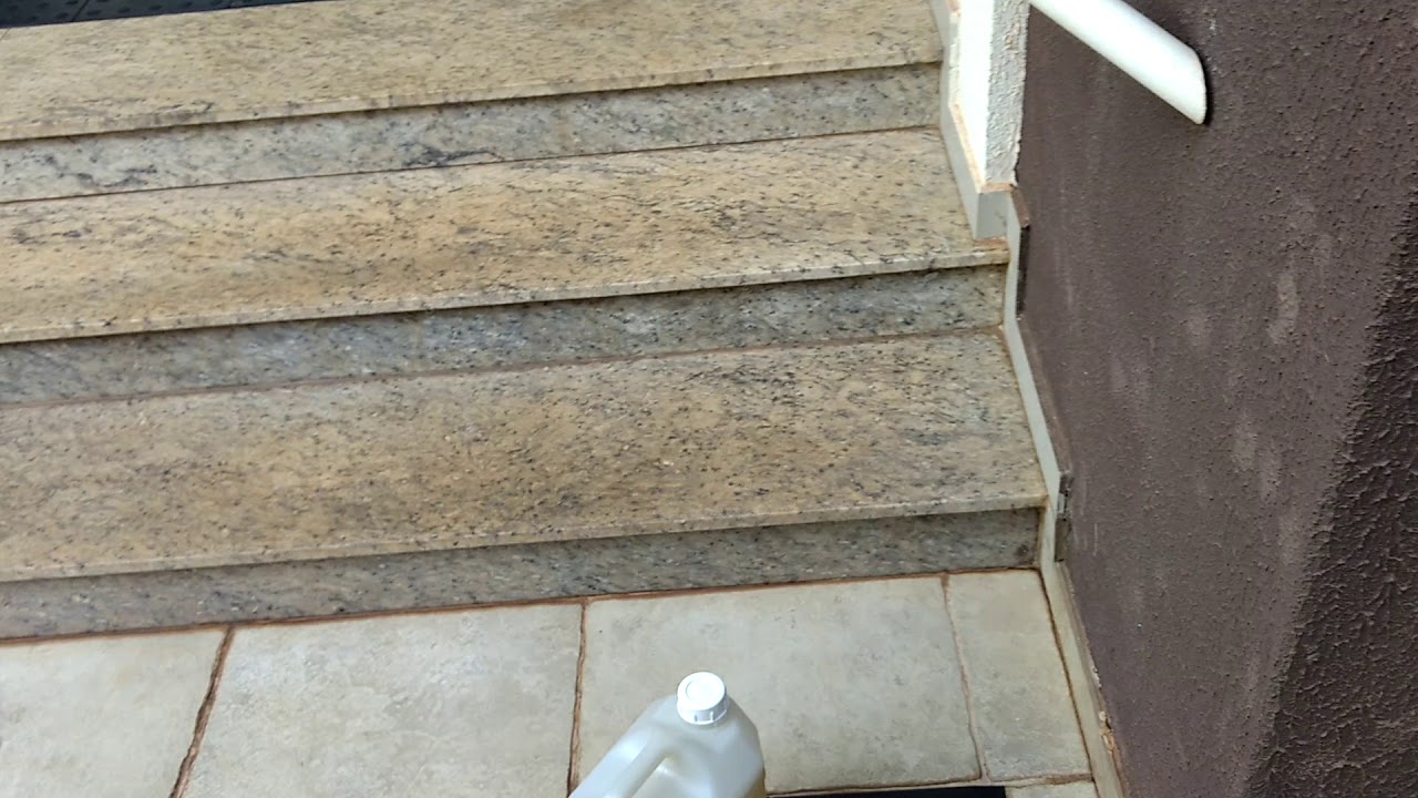 O produto de limpeza que danifica o brilho do piso de granito e encurta a vida útil do revestimento, segundo faxineiras