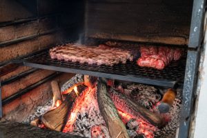 Carvão resolve bem o churrasco, mas a lenha certa entrega