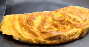 O controle do fogo transforma a omelete cremosa sem precisar adicionar leite ou creme de leite