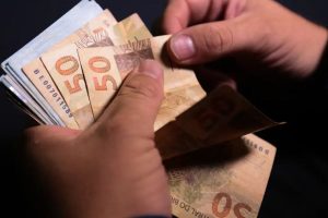 Veja as 10 profissões com os maiores e os menores salários em Goiás