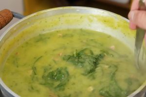 Caldo verde de panela: a receita simples que virou a queridinha das noites frias