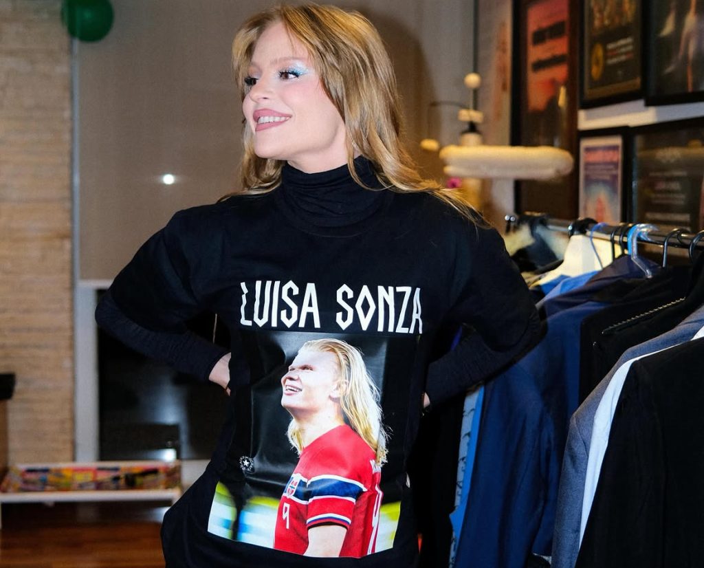 (Foto: A camiseta brinca com um meme das redes sociais ao estampar a foto de Erling Haaland acompanhada do nome de Luísa Sonza. (Foto: Reprodução/Instagram/@luizasonza)