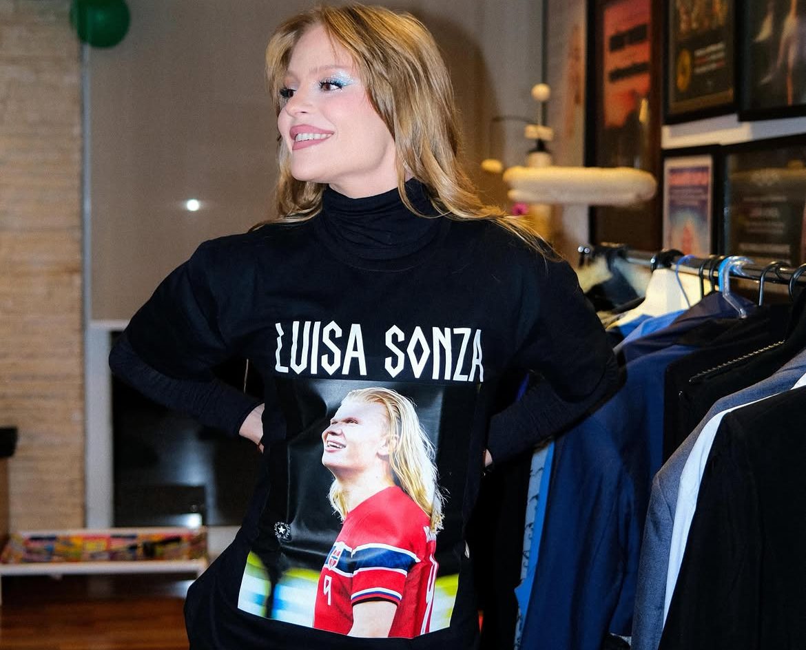 (Foto: A camiseta brinca com um meme das redes sociais ao estampar a foto de Erling Haaland acompanhada do nome de Luísa Sonza. (Foto: Reprodução/Instagram/@luizasonza)