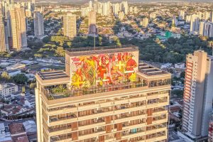 Prédio ganha mural gigante pintado a 105 metros de altura e chama atenção em Goiânia
