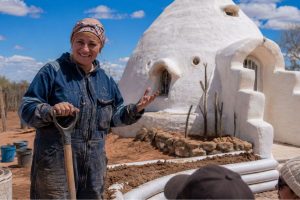 ergueu sozinha um domo de superadobe de 24 toneladas