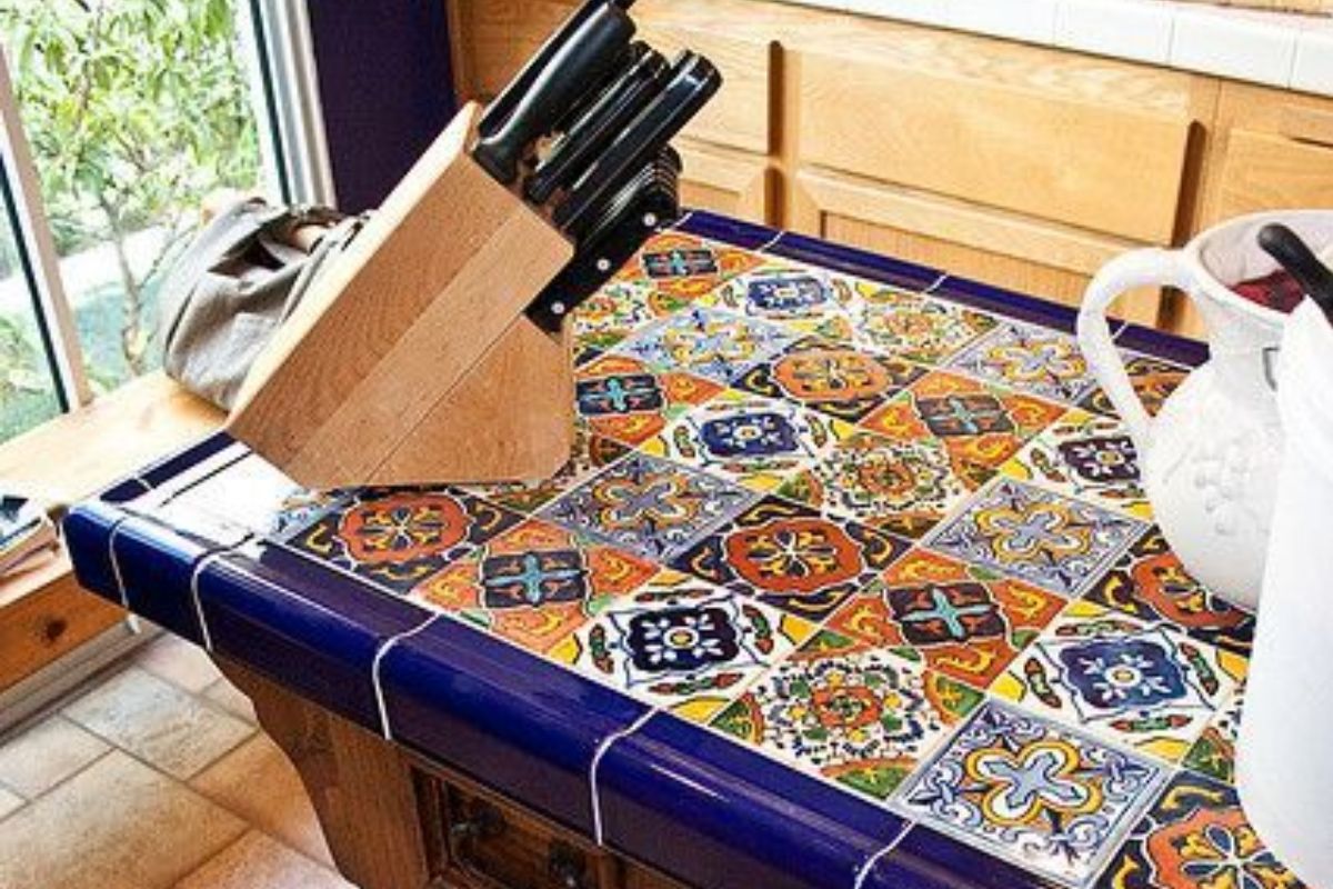 Bancada de azulejo volta a ganhar espaço e conquista quem busca cozinhas mais criativas e cheias de identidade