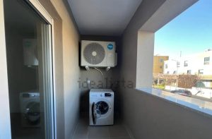 Máquina de lavar instalada na varanda de um apartamento, representando risco de multa por barulho em condomínio