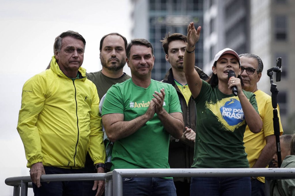 Michelle não dá sinal de trégua, e Flávio Bolsonaro já admite ausência de ex-primeira-dama na campanha
