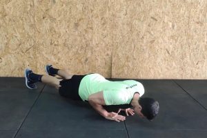 O exercício que quase ninguém faz e pode dar mais resultado para os braços do que a flexão tradicional, segundo profissionais de educação física
