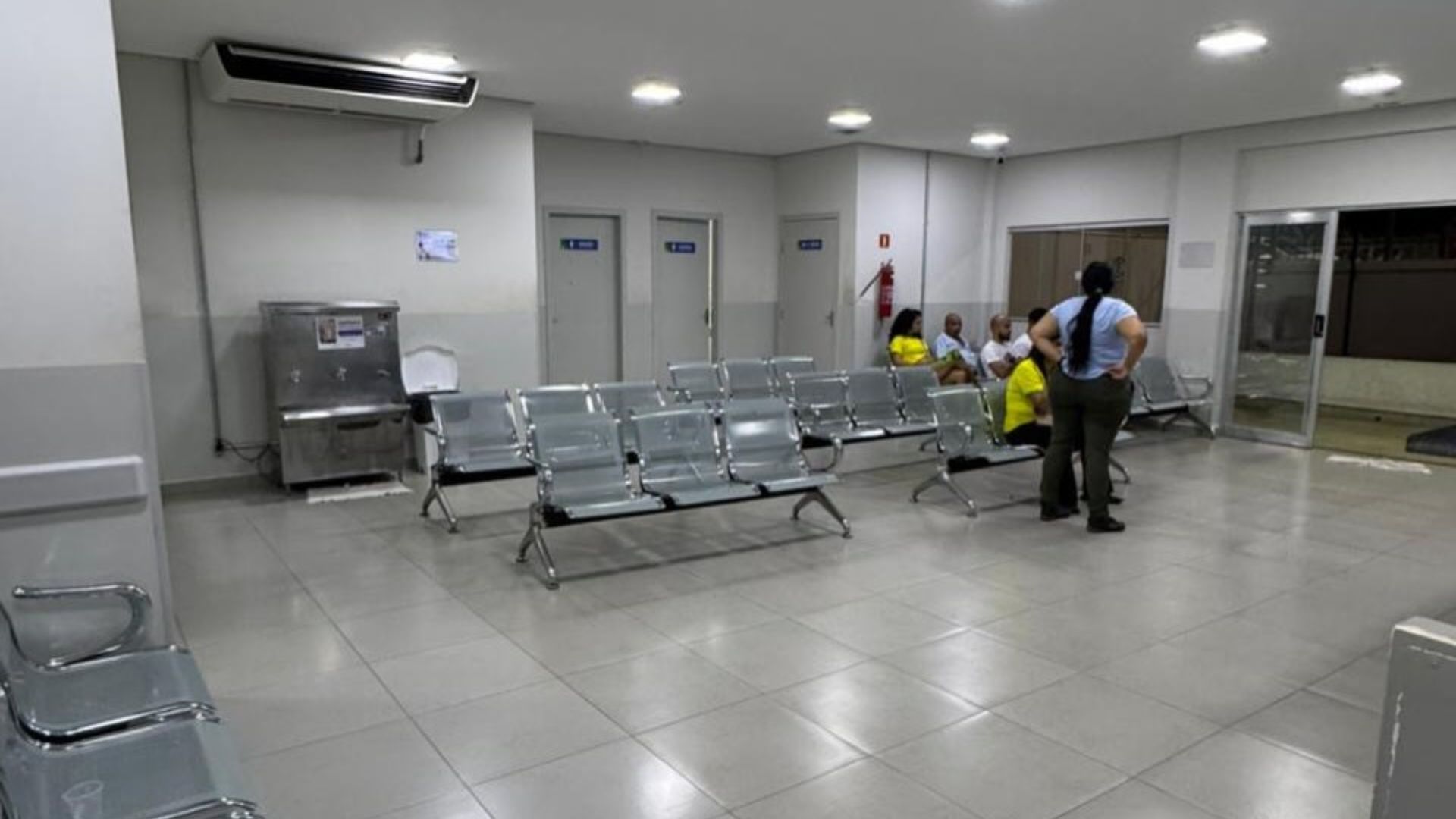 Unidades de saúde ficaram com as recepções esvaziadas durante partida.