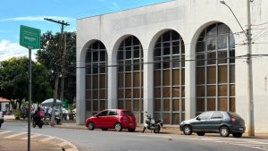Prédio onde funcionava a antiga agência do Santander no Centro de Anápolis. leilão