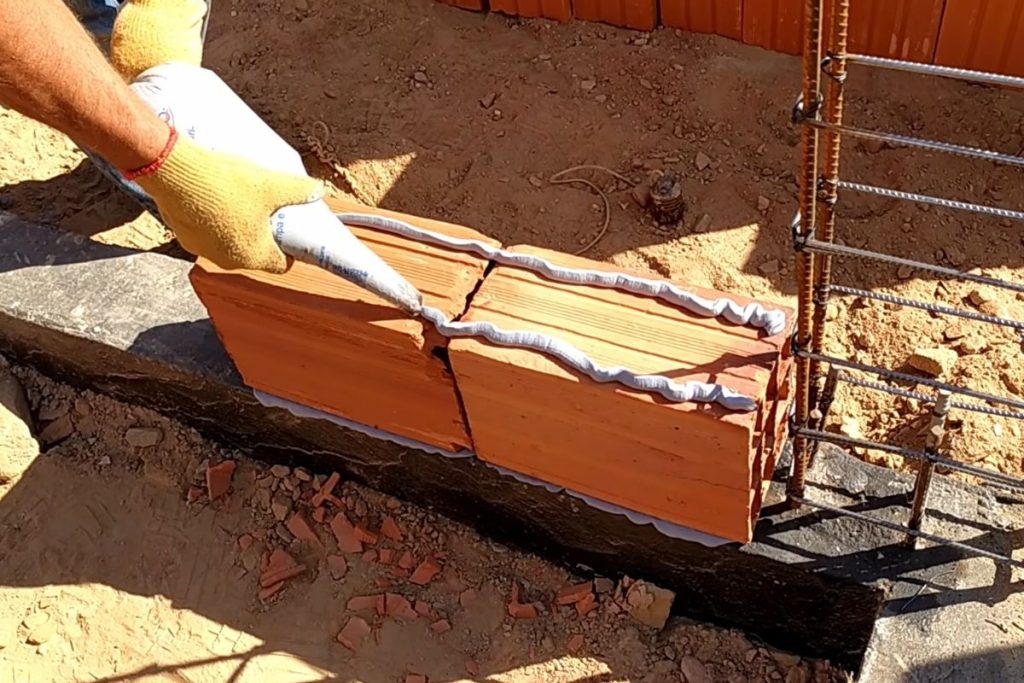 A argamassa polimérica conquista espaço por acelerar a execução das obras, diminuir a sujeira e oferecer mais eficiência em comparação ao método tradicional