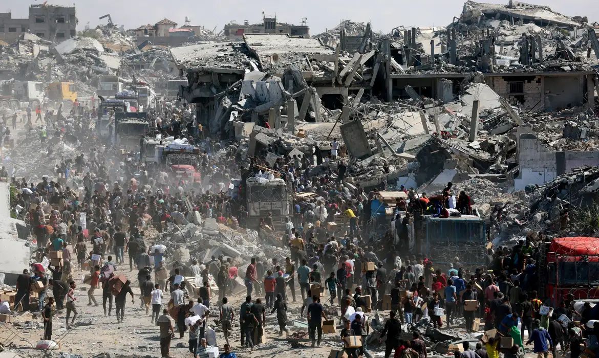 Faixa de Gaza segue marcada pela destruição causada pela guerra, enquanto o Hamas anuncia mudanças na administração do território em meio às negociações por um acordo de paz. (Foto: Agencia Brasil)