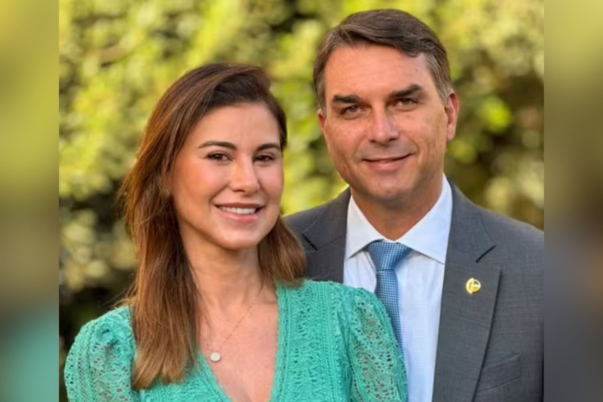 Equipe de Flávio Bolsonaro prepara esposa para reforçar campanha em gesto a mulheres
