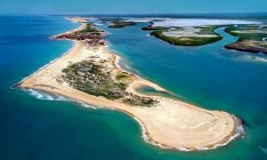 A vila brasileira com 2 mil moradores que ficou presa entre o oceano e um rio, carros não entram, o transporte é feito por charrete na areia e a água da torneira é salgada