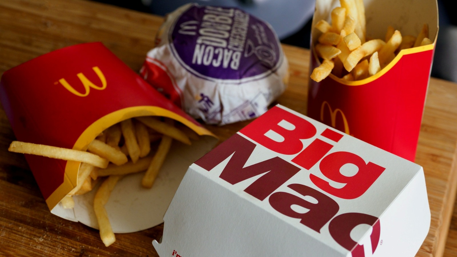 Funcionários do McDonald’s decidem presentear cliente no dia do aniversário com uma surpresa emocionante
