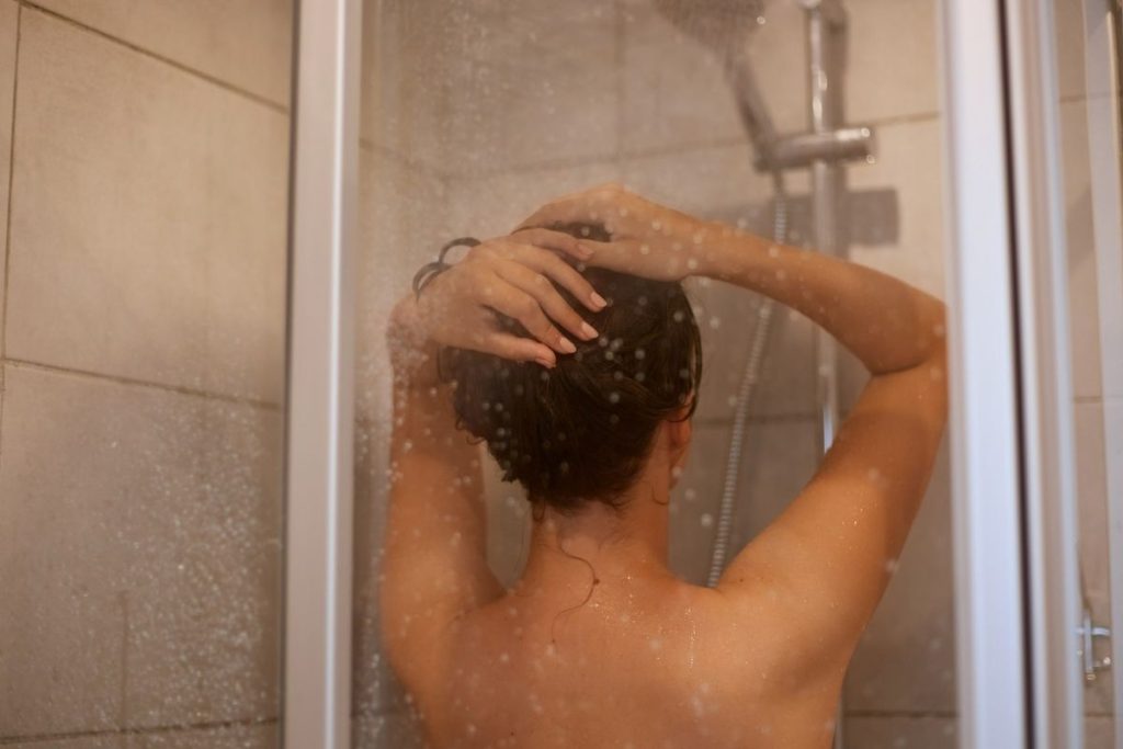 Melhor horário para tomar banho pode ajudar a reduzir o consumo de energia e evitar desperdícios, especialmente quando o chuveiro elétrico entra em cena