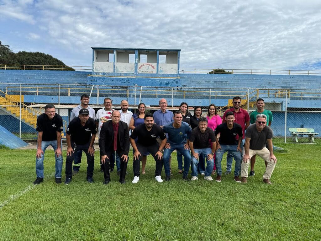Deputado federal Rubens Otoni, o secretário municipal de Esportes, Divino Antônio da Silva, e autoridades envolvidas que marca o início da reforma e revitalização do Estádio Zeca Pugliese. (Foto: Divulgação)