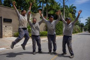 Trabalhadores CLT devem acompanhar mudanças que envolvem salário, jornada de trabalho, domingos e feriados ao longo de 2026