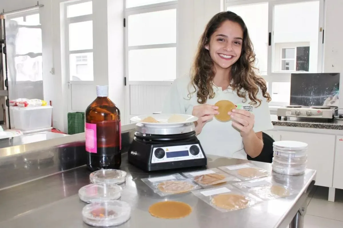 Juliana Estradioto desenvolveu um plástico biodegradável usando cascas de maracujá e conquistou reconhecimento nacional e internacional