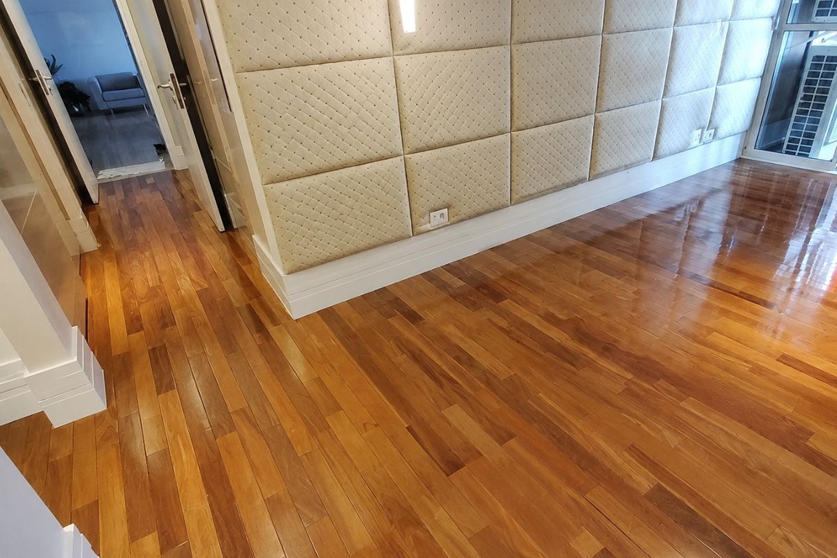 Adeus, piso de porcelanato