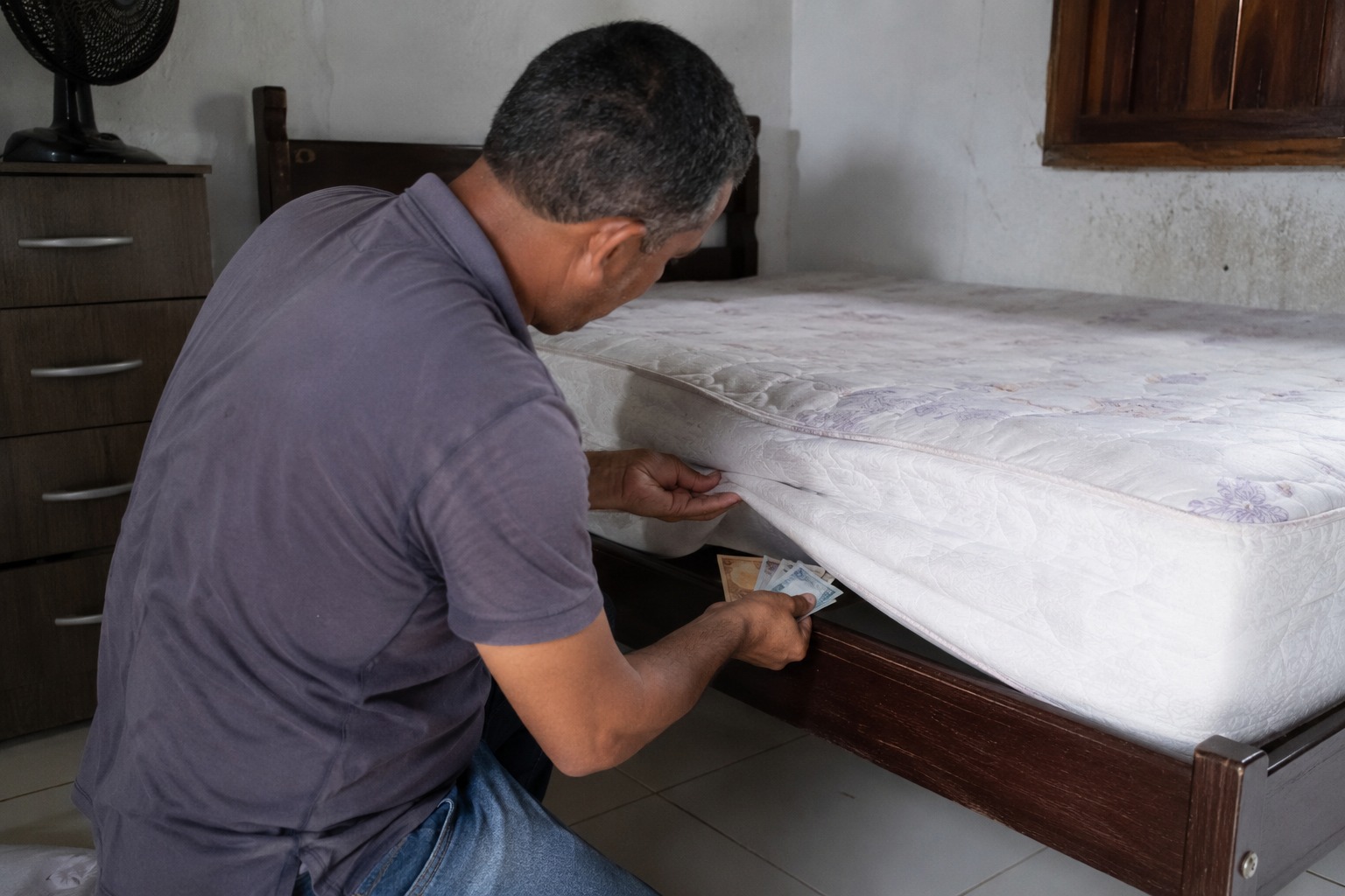 guardar dinheiro em casa