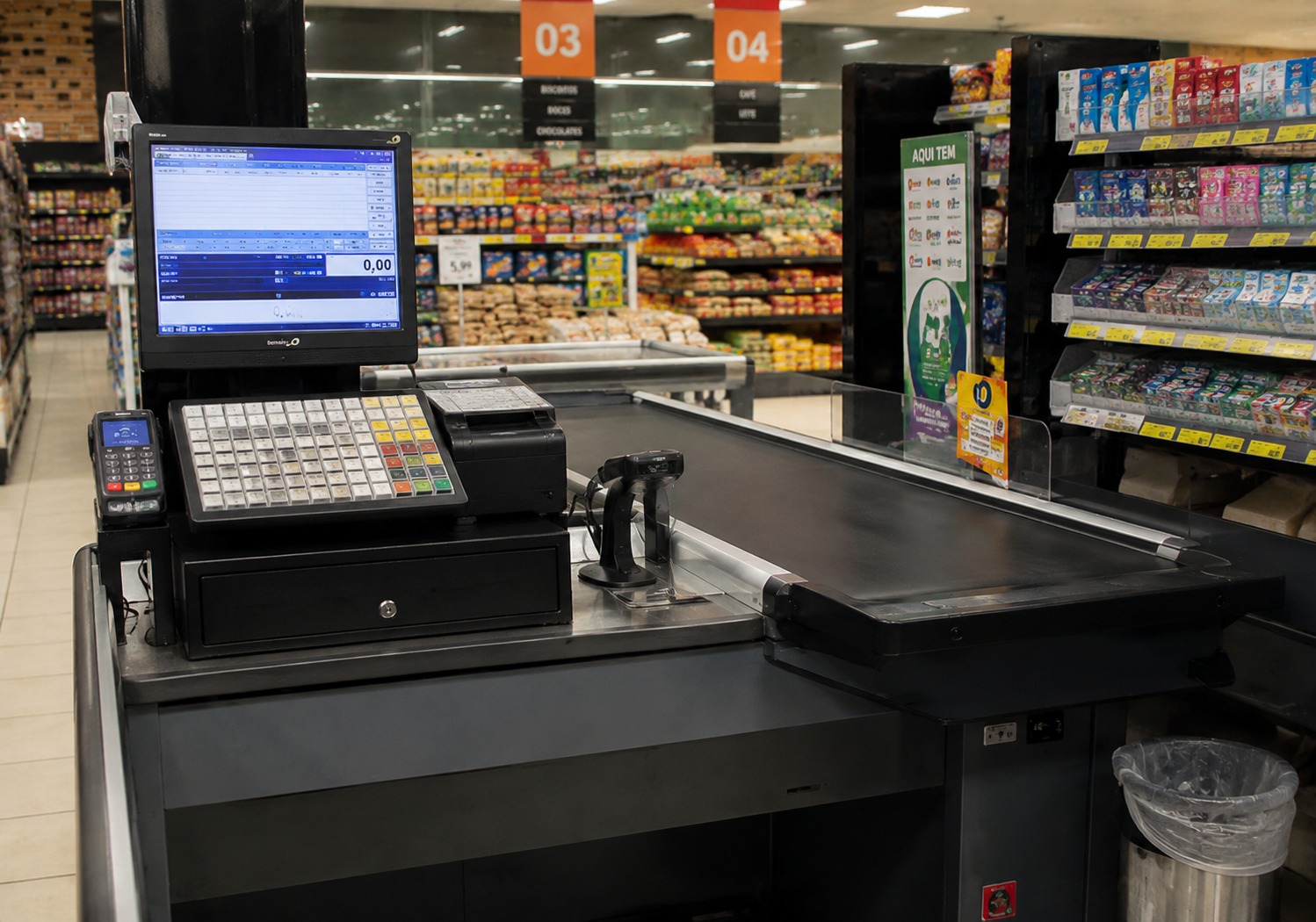 Caixa de supermercado será indenizada em R$ 50 mil após ter que pedir permissão para ir ao banheiro, decide a Justiça