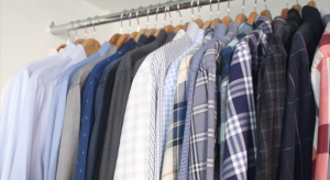 como guardar camisa no cabide