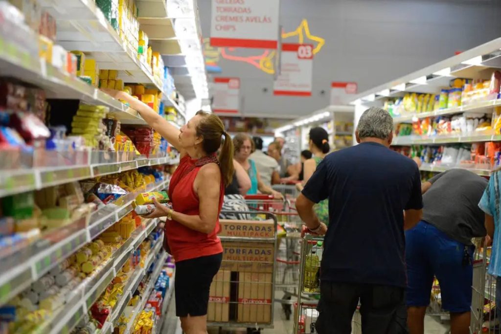 Cesta básica fica mais cara em 17 capitais brasileiras em junho